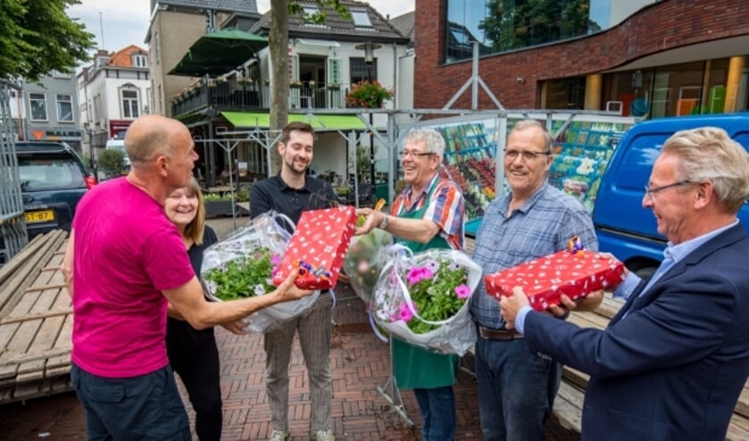 Tiel, 28 juni 2021
Groente en fruithandelaar Willie en Elly Willems uit Opheusden stopt na 30 jaar op de maandagmarkt. Ook Henk van Mourik (78), de kramenman uit Geldermalsen, stopt met zijn werkzaamheden. Hij heeft 43 jaar de marktkooplieden van kramen voorzien. In het verleden waren dit ruim 100 kramen op het Plein, Varkensmarkt en Kleibergsestraat. De laatste jaren slechts 1 voor de Groente en Fruit handelaar op de Varkensmarkt. In feite is dit ook het einde van de maandag warenmarkt. Ondernemers uit de buurt waaronder Jacco van den Berg, Jos Meijers, Paul Zwaan en anderen, kwamen langs met een afscheid presentje.
Foto Jan Bouwhuis.