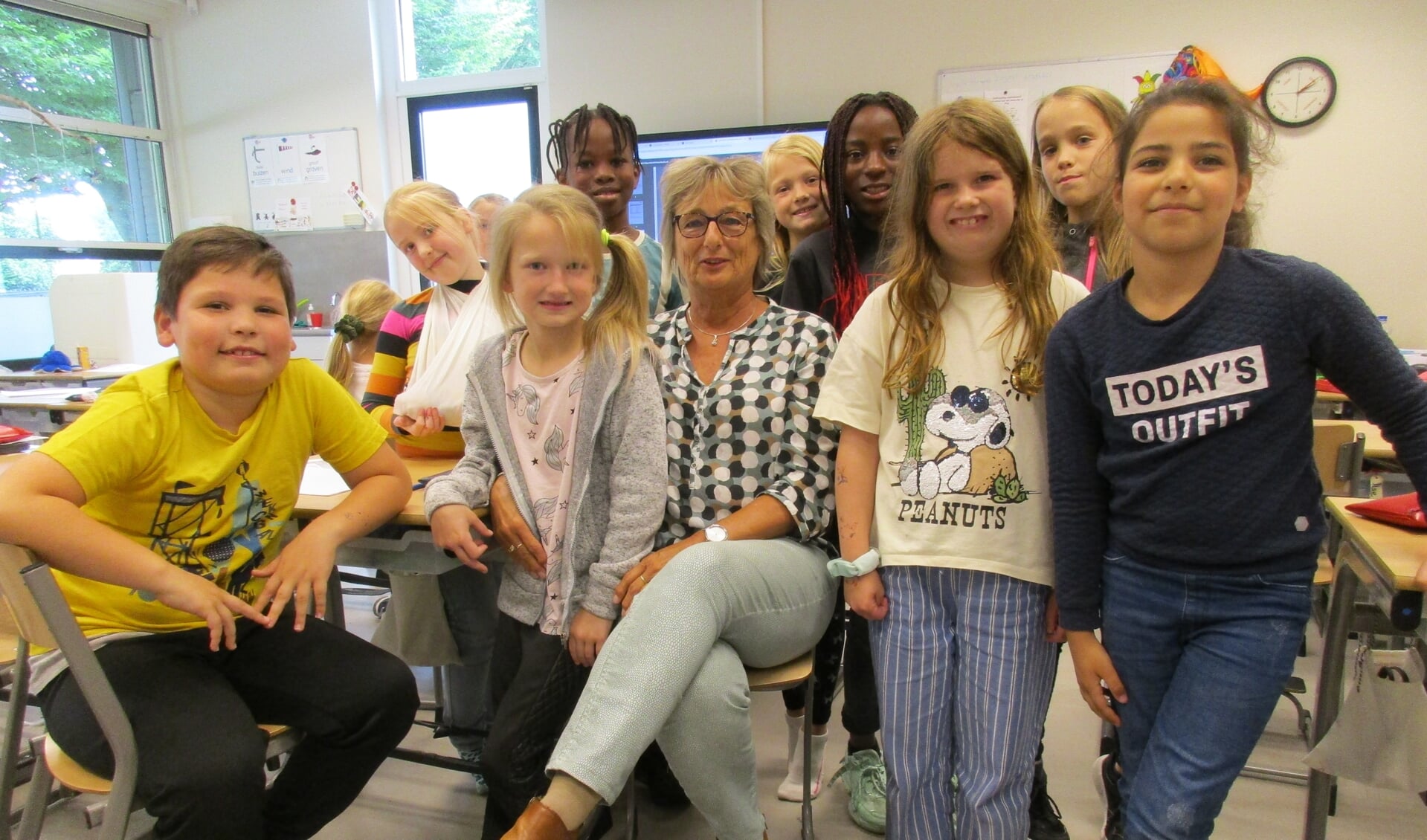 • Anja Bohré met haar leerlingen van groep 5 op cbs Het Kompas te Vuren.