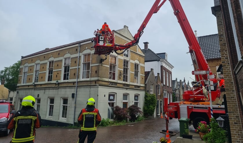 <p>• Met behulp van een ladderwagen van de brandweer is de gevel gecontroleerd en zijn loszittende stukken verwijderd.</p>
