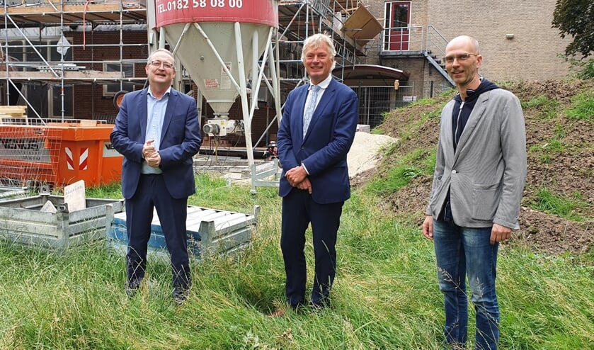 • Oud-wethouder Arjan Neeleman, huidig wethouder Wubbo Tempel en directeur Barry Simons van basisschool Rudolf Steiner.