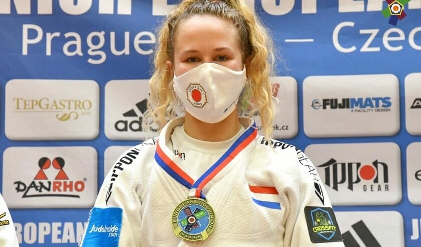 • Yael op het podium.
