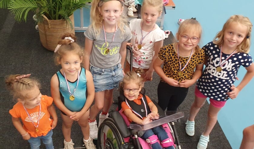 <p>• Elin is trots op haar 'Olympische' medaille, net als haar vriendinnetjes en zusjes.</p>