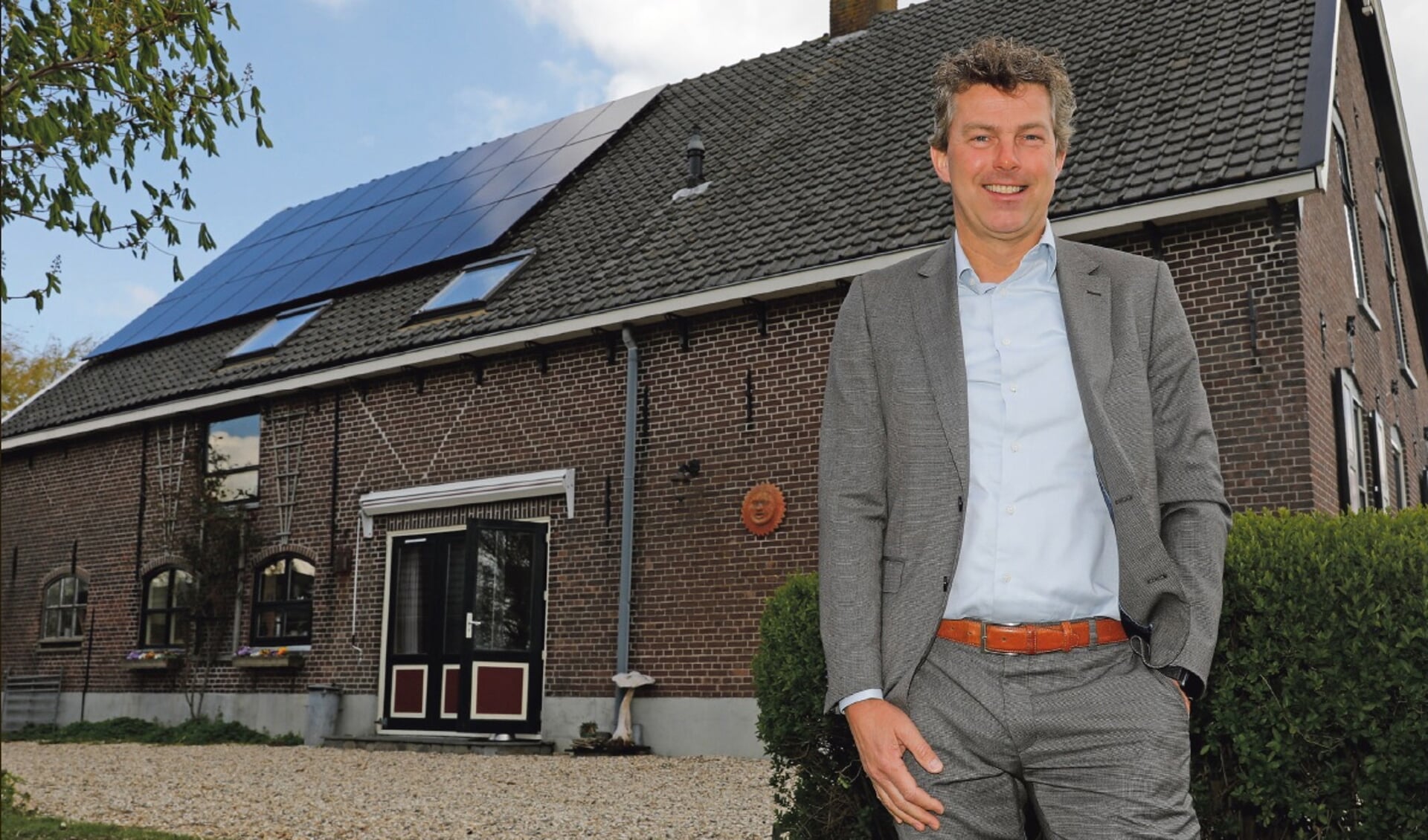 • Roelf Polman, directeur Coöperatieve Rabobank Lek en Merwede, bij een
voormalige boerderij aan het Graafland in Groot-Ammers waar de stroom
opgewekt wordt door zonnepanelen.