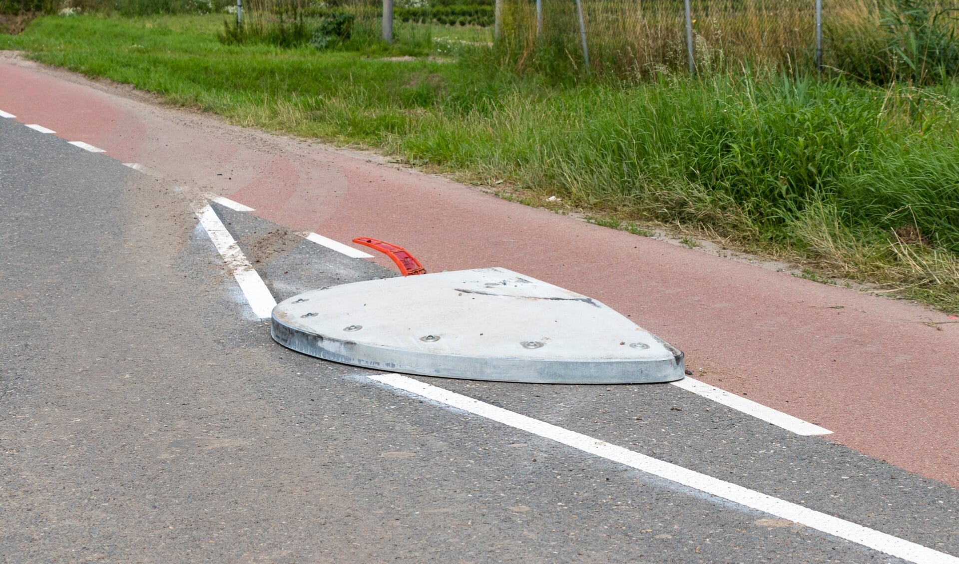 Een van de beschadigde obstakels op de Middenweg.