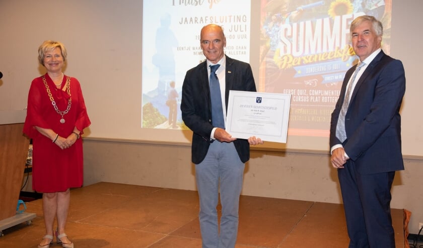• De oorkonde voor Kees Kloet, met links burgemeester Annemiek Jetten en rechts wethouder Kees de Ruijter.