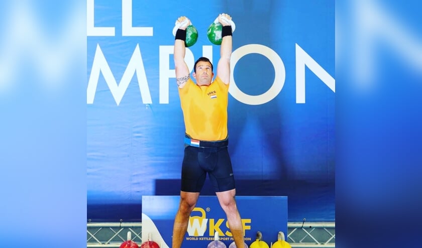 • Ferry van de Wal in actie op het WK Kettlebellsport in Italië.