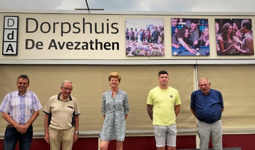 <p>Het bestuur en het beheerdersduo van Dorpshuis 'De Avezathen' zien het na de geslaagde inzamelingsactie weer zitten.</p>