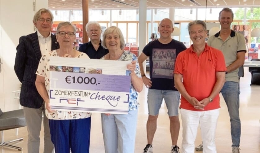 <p>De twee vrijwilligers van het Zomerfestijn+ (links) zijn blij met de cheque die ze van aanvrager en deelneemster Charlotte Idsinga namens het Roest Crollius Fonds ontvingen. </p>