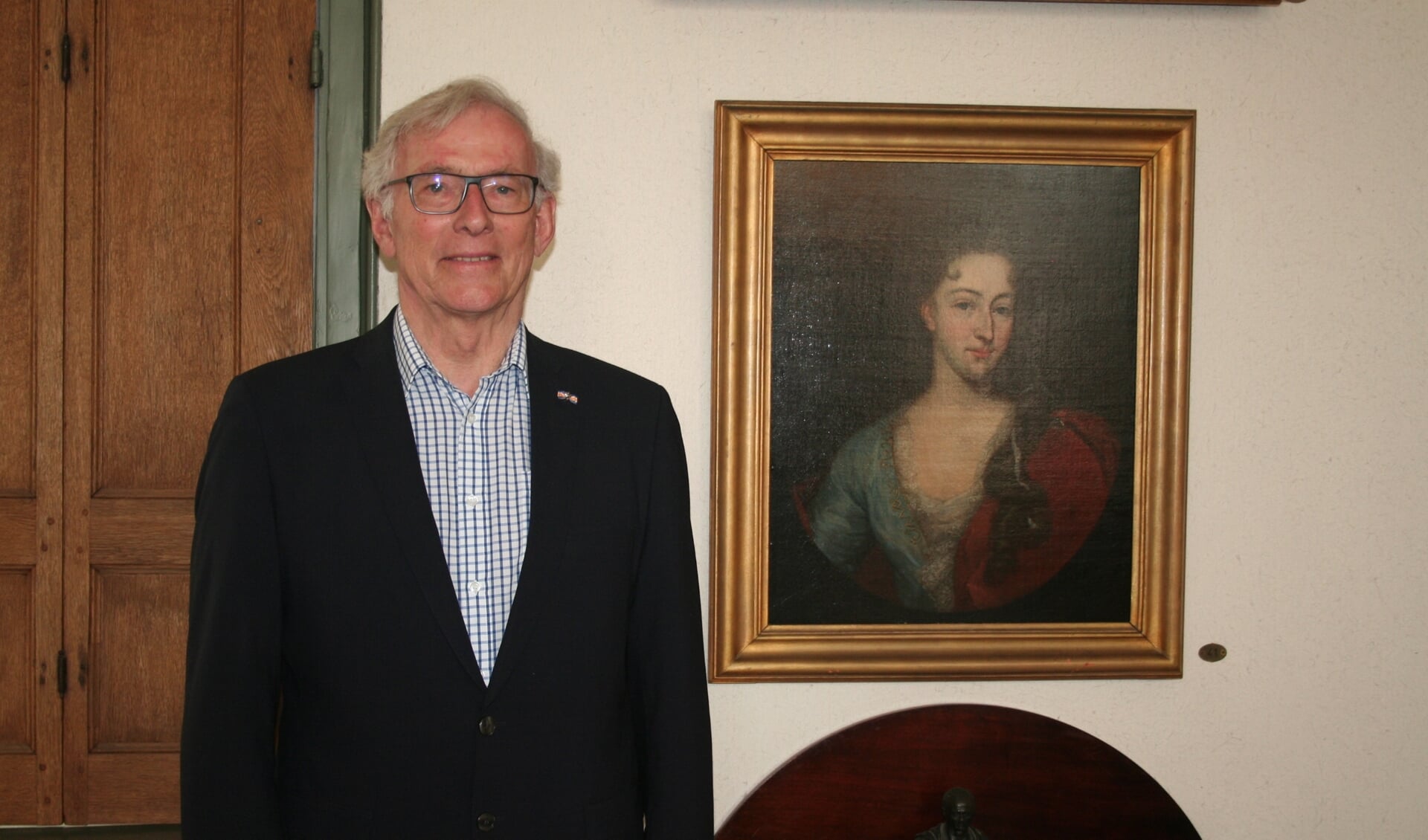 • Jörgen Sörensen - naast een schilderij van Maria Ponderus - is met hart en ziel verbonden aan het Hofje.