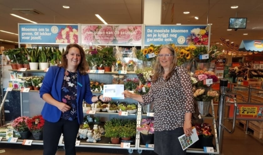 <p>Clarie van de Langenberg ontving 268 euro voor de activiteiten van Eetbaar IJsselstein: de vrijwilligersclub die onder meer de Historische Kruidentuin en de Hooghe Camptuin verzorgt. (Ingezonden foto)</p>
