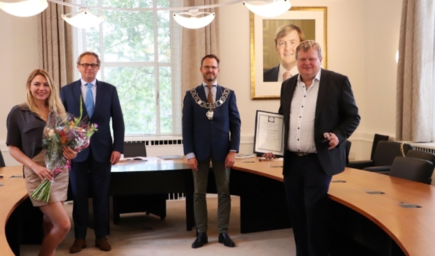 Redder  Dick van Ooijen (rechts) met van links naar rechts: Hanna Brazhnyk, de heer Voute - bestuurslid van de KMRD - en burgemeester Laurens de Graaf .
