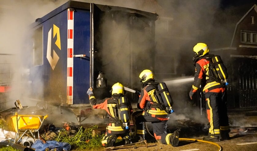 • De brandweer blust het vuur.
