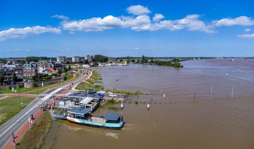 Tiel, 18 juli 2021
Luchtfoto ondergelopen Veerweg en Waalkade met voetveer Pomona welke nog kan varen tussen Tiel en Wamel over de Waal.
Foto Jan Bouwhuis.