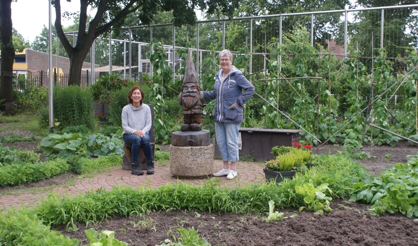 <p>• Evelyn en Mien bij kabouter Lowieke.</p>