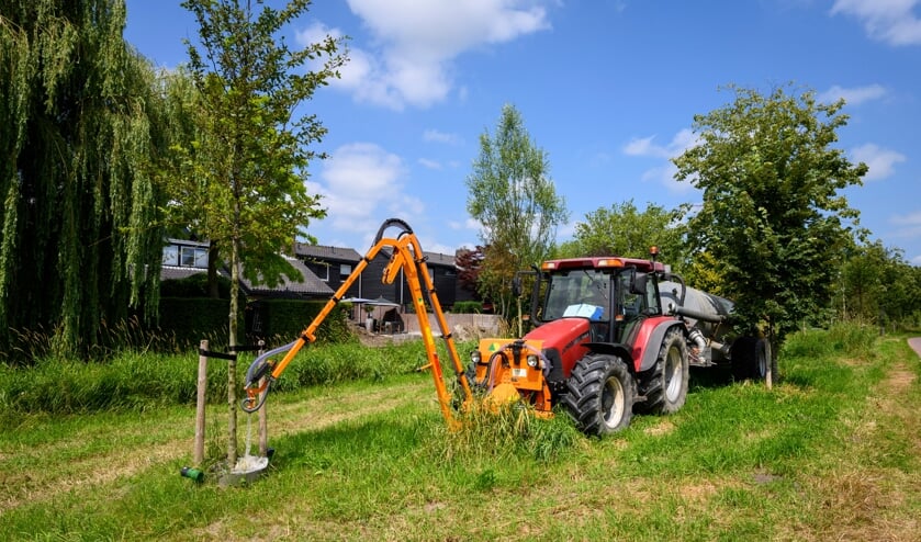 <p>• Een trekker met tank en vulslang gaf de bomen aan de Veerweg water.</p>
