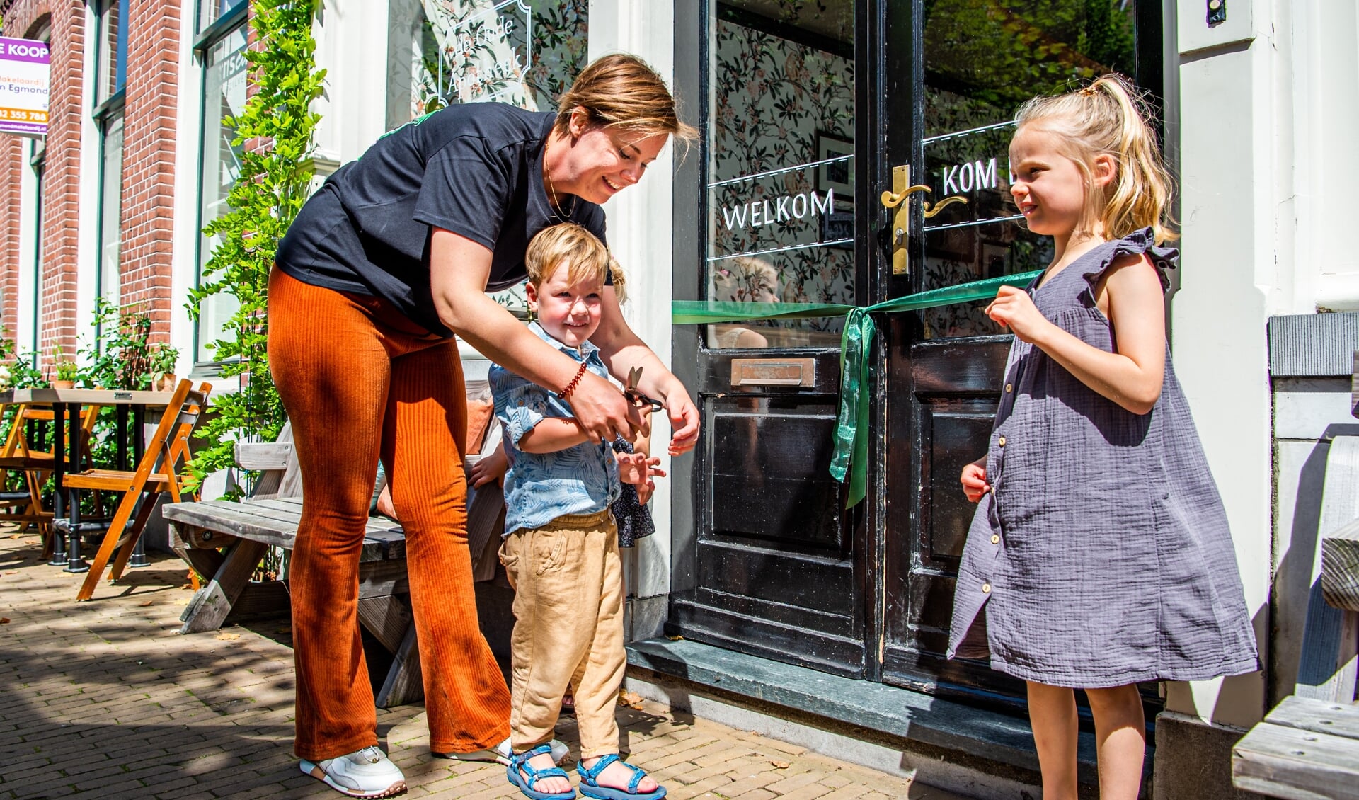 De 4-jarige Tijn Spek knipte zaterdagmiddag het lint door bij de opening van 'Spek&Spelt', de nieuwe koffiezaak en lunchroom van zijn moeder Lisanne. Spek&Spelt is geopend in 'De Oude Apotheek' in Schoonhoven, het toeristische informatiepunt in Schoonhoven.