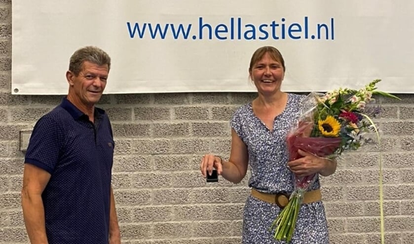 <p>Voorzitter Bert van Arkel van TGV Hellas en jubilaris Carla van Paassen.</p>
