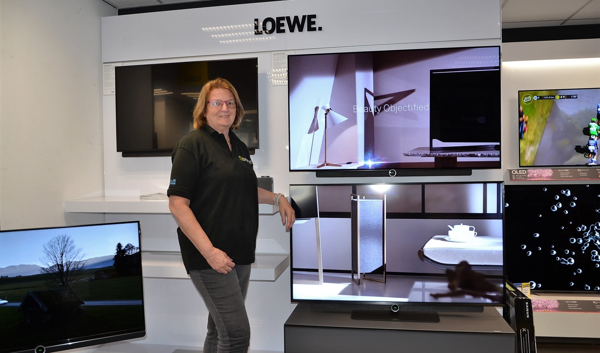 • Janny Jansen van Afternet bij de nieuwe collectie televisies van Loewe.