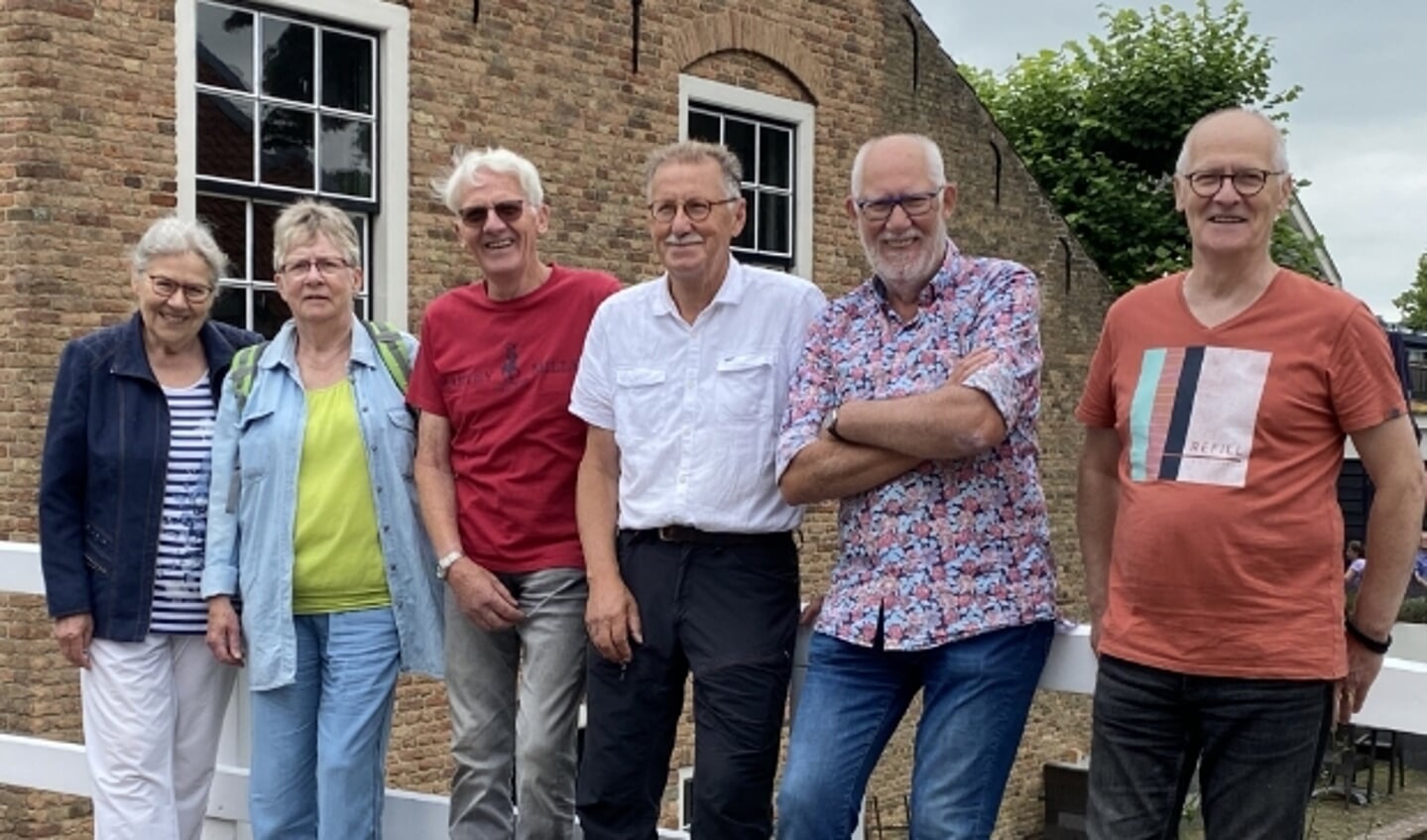 Marrie, Corrie, Wijno, Henk, Gijs en Gert op de brug bij de voormalige dorpsherberg, terug in Linschoten. ''Want het is nergens zoals daar.''