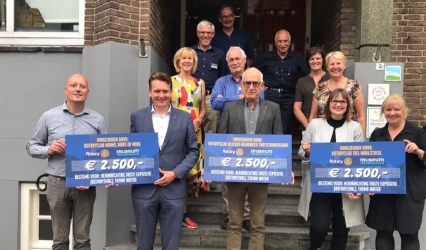 overhandiging van de cheques van de drie Rotary clubs