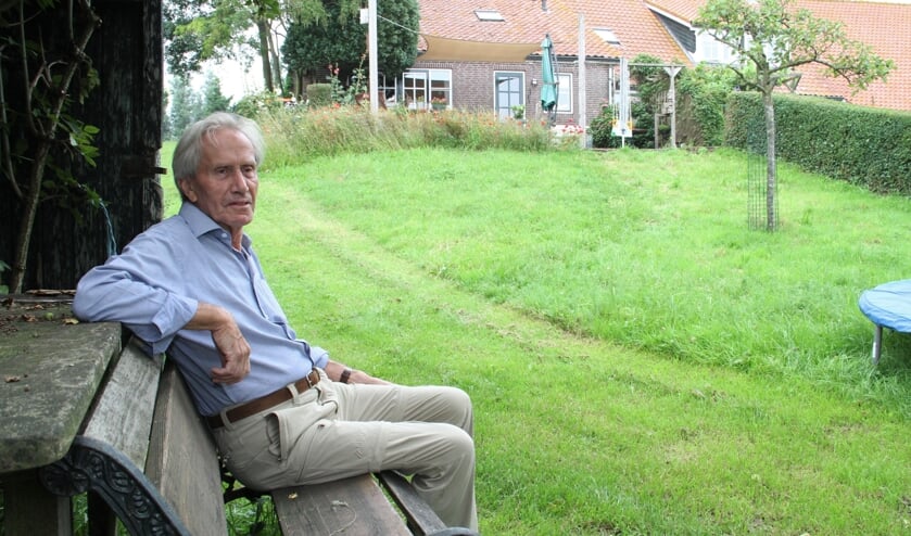 <p>• Kees Brinkman onderaan het hoogste punt van de Donk, waar ooit een klooster stond.</p>