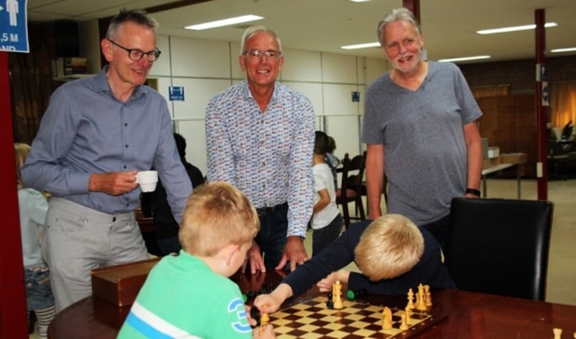 <p>Henny van Dijk, Wout van Leeuwen en Hans Weerdenburg volgen de verrichtingen van enkele jeugdleden van SKL.</p>