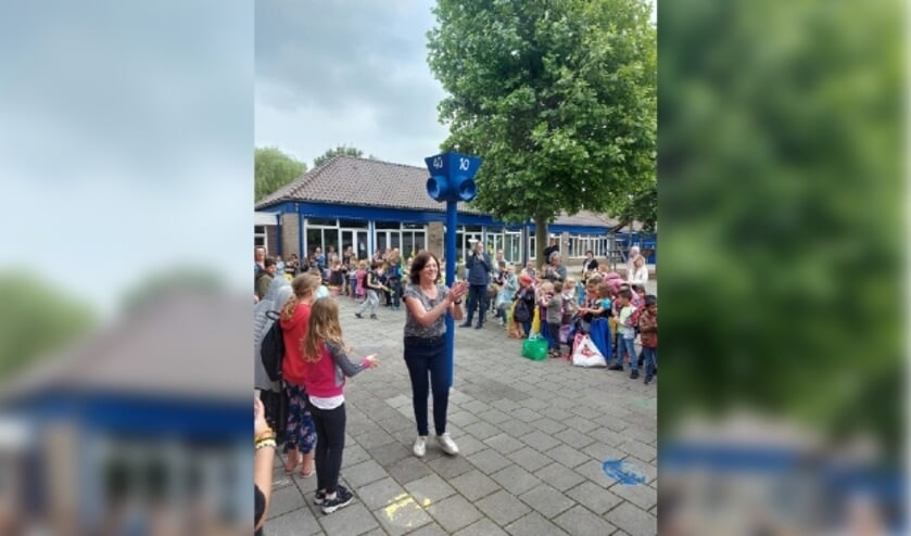 juf Anke wordt uitgezwaaid door de leerlingen van SBO de Wissel