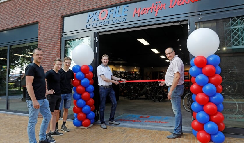 <p>• Herman van Muilwijk en Harm van Dijk verrichten de openingshandeling.</p>