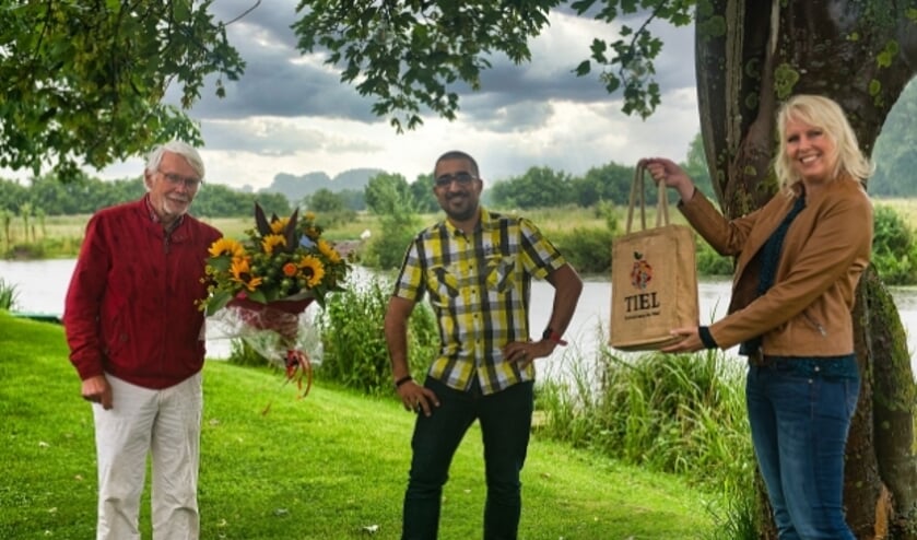 Kamran Lips (midden) wordt in de prijzen gezet door Leo Leenders van Aan de Linge Recreatie en stadspromotor Marlous Löffelman