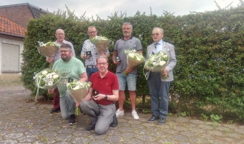<p>Huldiging van de jubilarissen bij muziekvereniging KTVM uit Tiel: T. Laagwater( 65), H. Zeelen (40), D. v Kranenburg (40), E. Spee(50), G. v Oort (25), M. v Uden(40).</p>