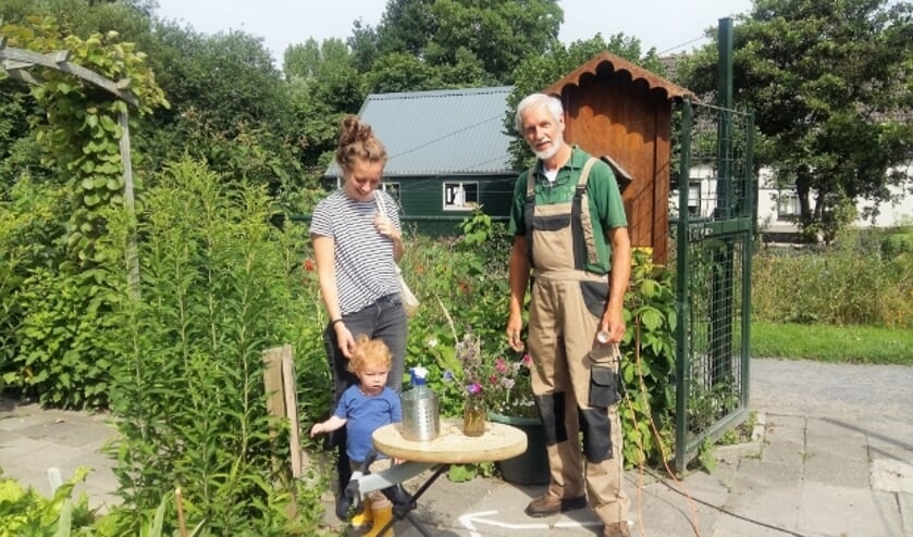 <p>Zelfs op maandagochtend al volop bedrijvigheid in buurttuin Achterveld/Groenvliet. De buurttuinen zijn nu opgenomen in een audiotour. Op de foto imker Rob Kosterman met enkele bezoekers.</p>