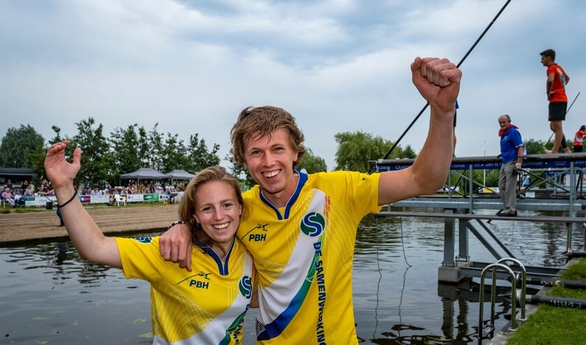 <p>• Reinier en Fabiënne Overbeek tijdens de wedstrijd van afgelopen zaterdag.</p>