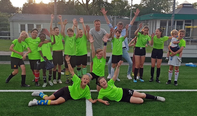De Rank, groep 8A, winnaars van het schoolvoetbal 2021