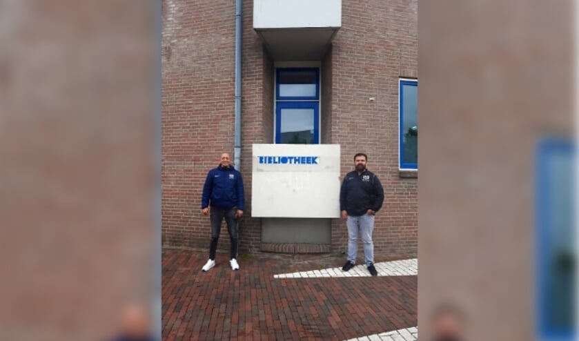 <p>Jongerenwerkers Mounir Lahnine en Hüseyin Öztas voor oude bieb. </p>