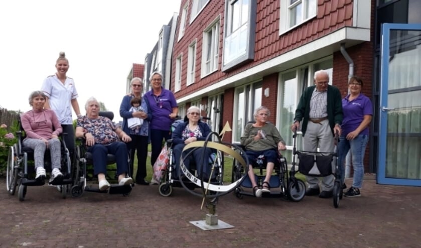 <p>Plant u een appelboom, dan plukken wij appels en bakken voor u een appeltaart uit eigen keuken.</p>
