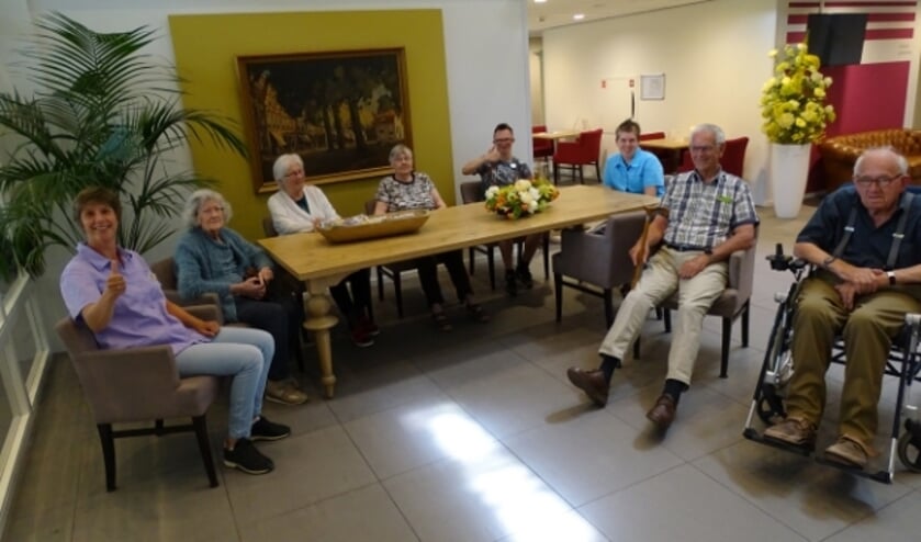 <p>Cliënten Hotel Abrona hebben het naar hun zin in de zorg. Milou Six, met duim omhoog, Kees Verdouw en Rachel Bos.</p>