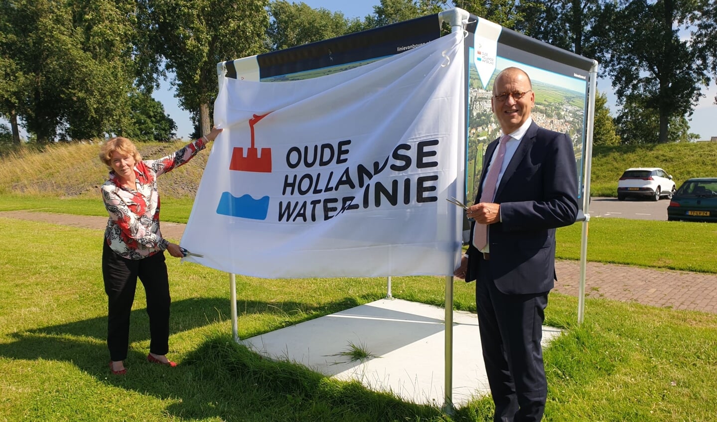 • Willy de Zoete, Gedeputeerde voor de provincie Zuid-Holland, en burgemeester Theo Segers van Molenlanden verrichten de openingshandeling