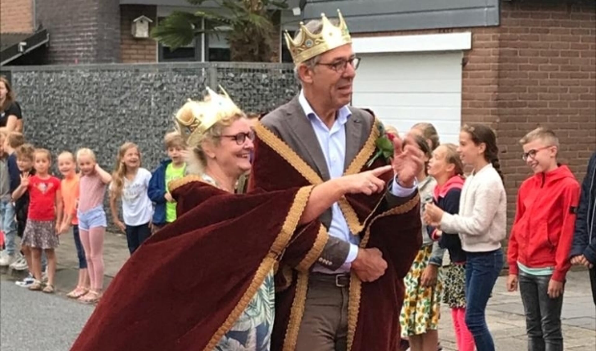 Op de Heeswijk stond een erehaag klaar voor de ontvangst van koning  - meester -  Jan en koningin  - juf -  Trudy. 