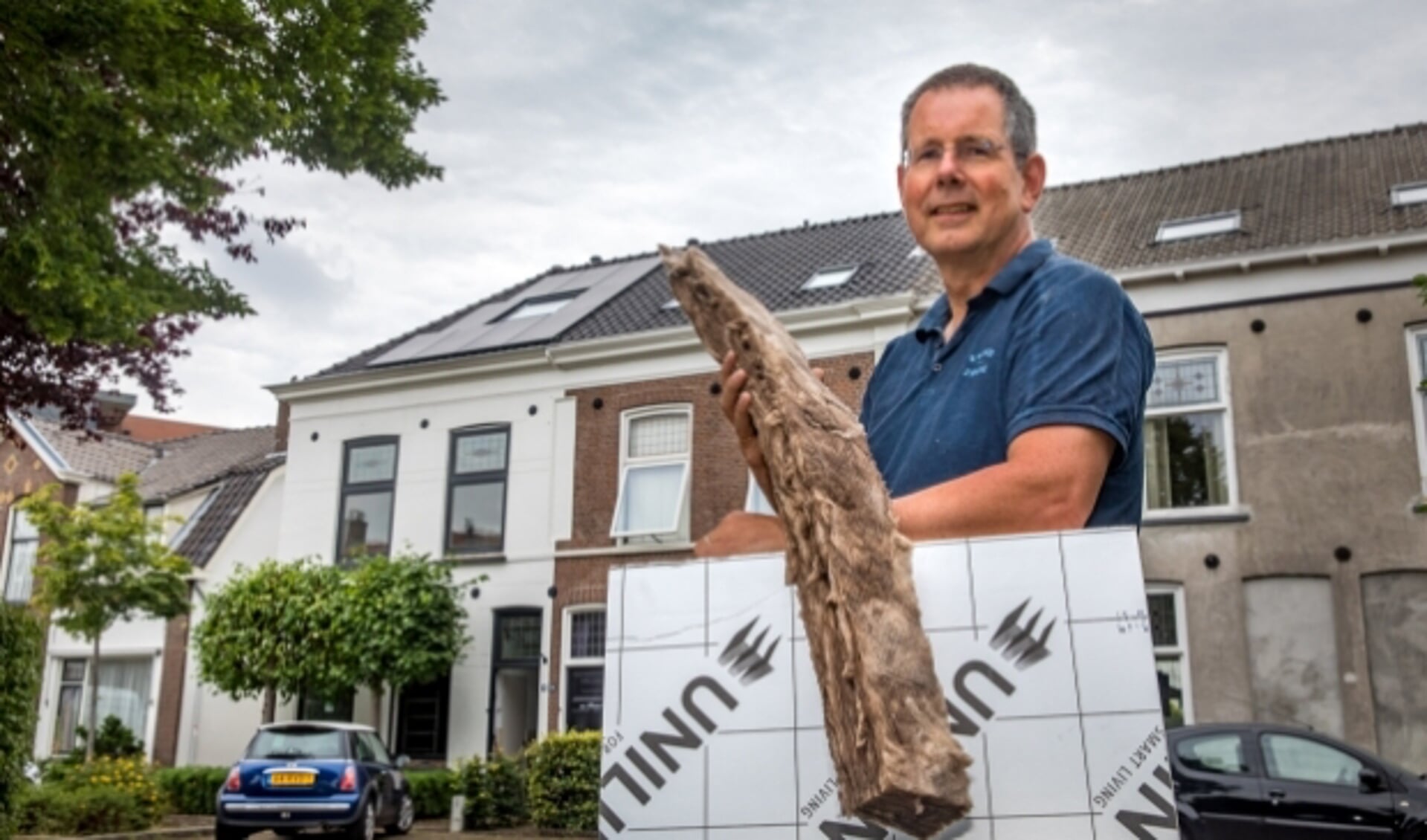 Arjan Sijpkes benut het herstel van brandschade aan zijn huis om energiebesparende maatregelen te nemen. Foto Jan Bouwhuis.