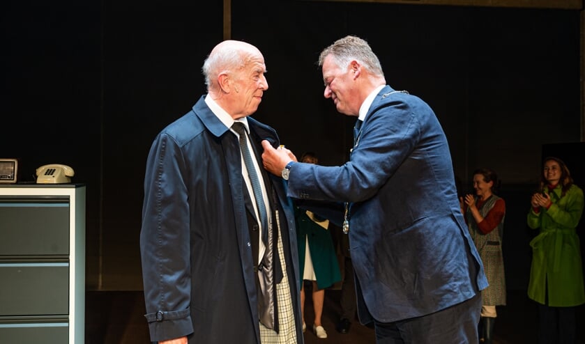 <p>Burgemeester Roel Cazemier reikte zaterdagavond in een theatertent bij de Twee Hoeven in Haastrecht een koninklijke onderscheiding uit aan acteur Helmert Woudenberg voor zijn grote verdiensten als acteur in Nederlandse speelfilms, in televisieseries en op het toneel. Woudenberg, lid van toneelgroep Jan Vos, speelde de hoofdrol van Eurocommissaris Sicco Mansholt in de voorstelling 'Mansholt' dat zich, naar een waargebeurd verhaal, afspeelde in 1972.</p>
