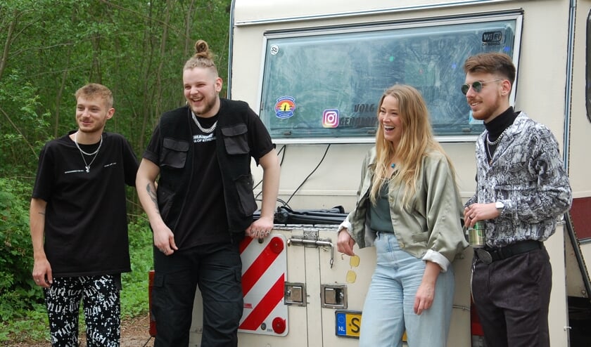 • De jongens van Bier Kolektif met Geraldine Kemper tijdens het maken van hun videoclip.