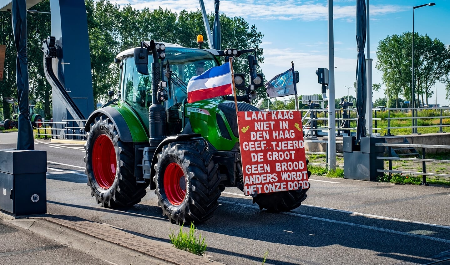 Veel tractoren zijn voorzien van protestborden. 