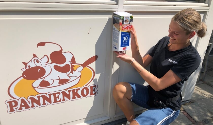 <p>• De dispenser met zonnebrandcrème hangt op het terras van restaurant Pannenkoe.</p>