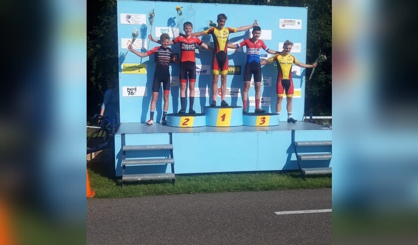 • Daan Hartog en Rick Versloot op het podium in Chaam.