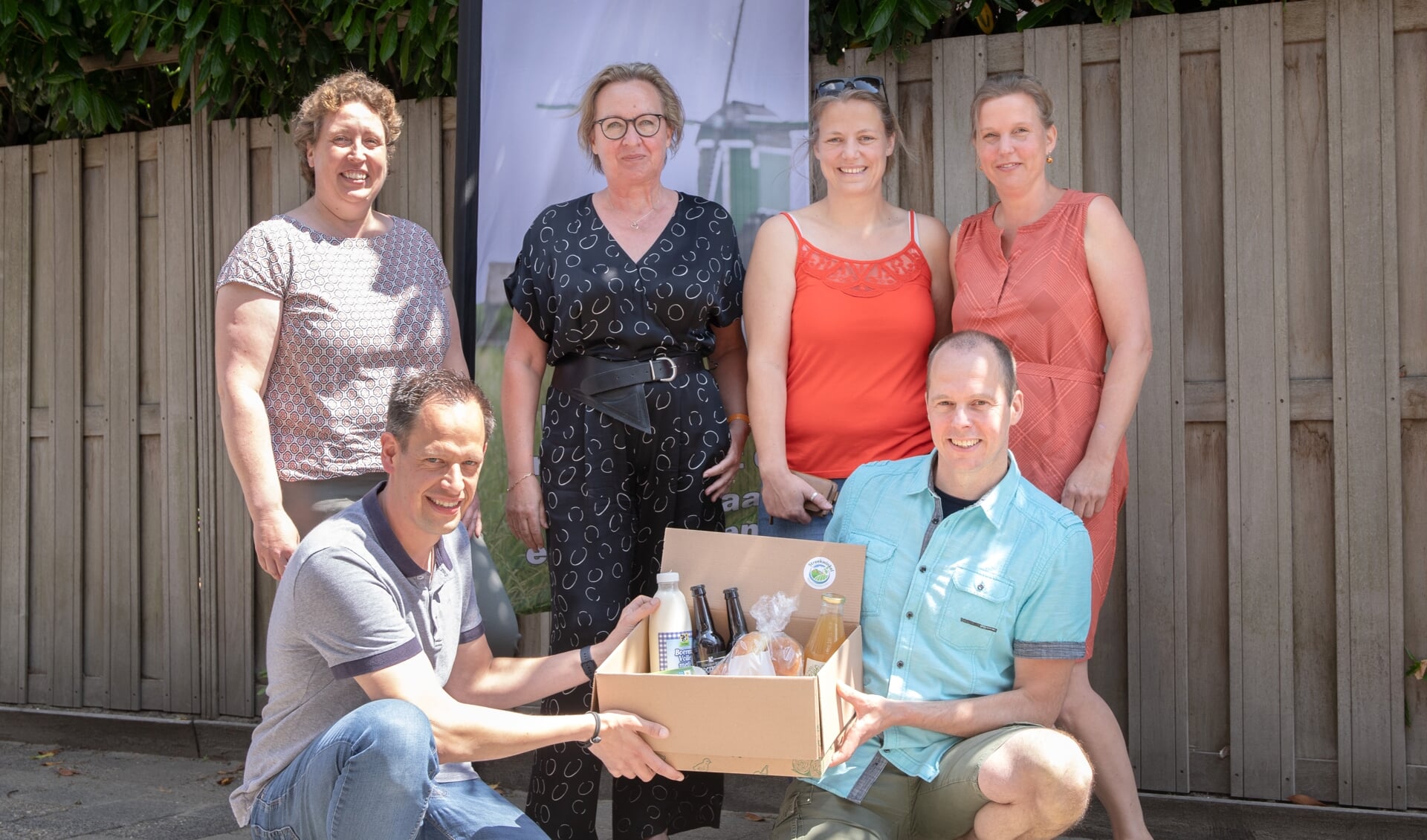 • De initiatiefnemers van de K'WRD Box, het lokale boodschappenpakket, hebben het concept overgedragen aan Corine de Haij (linksboven) van Streekwinkel Krimpenerwaard. 