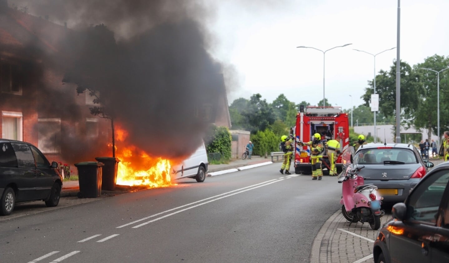 Bestelbus gaat in vlammen op