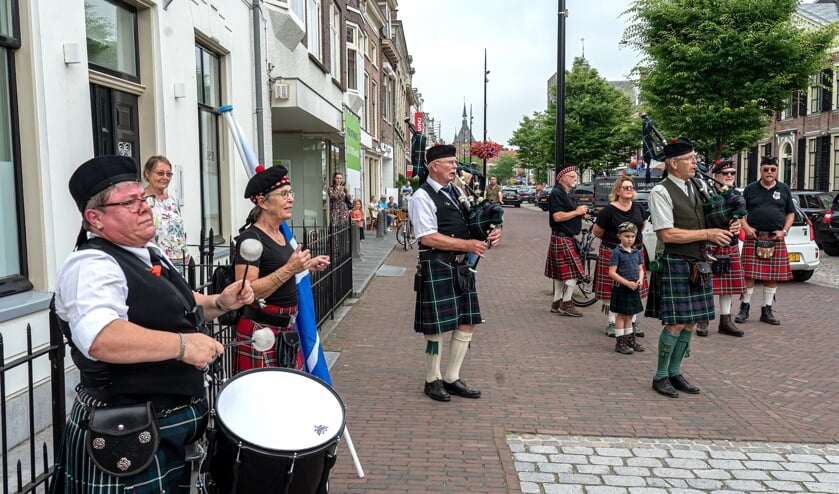 The Holland Massed Pipes & Drums op de Viaanse Voorstraat