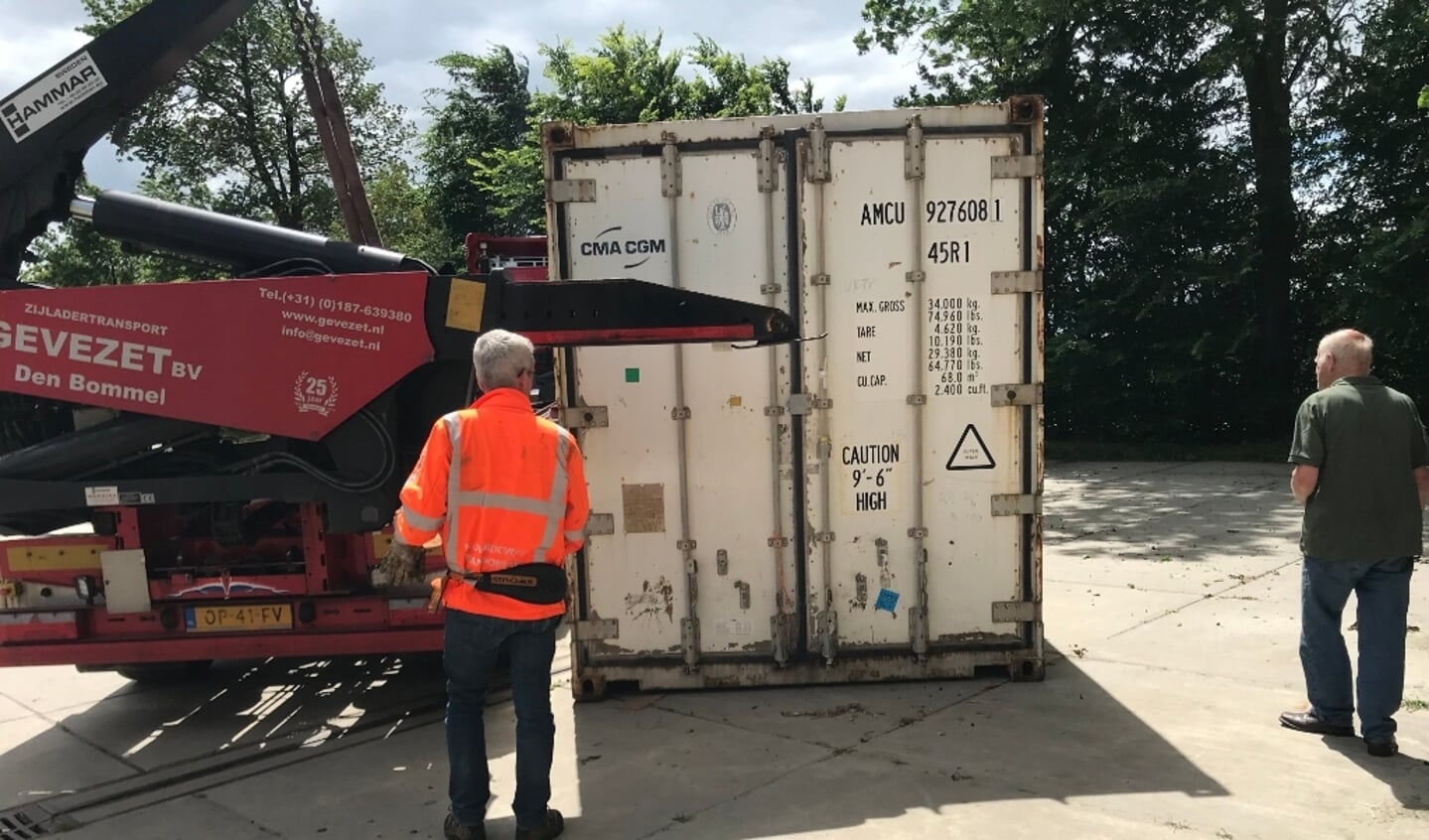 Container wordt op vrachtwagen geladen