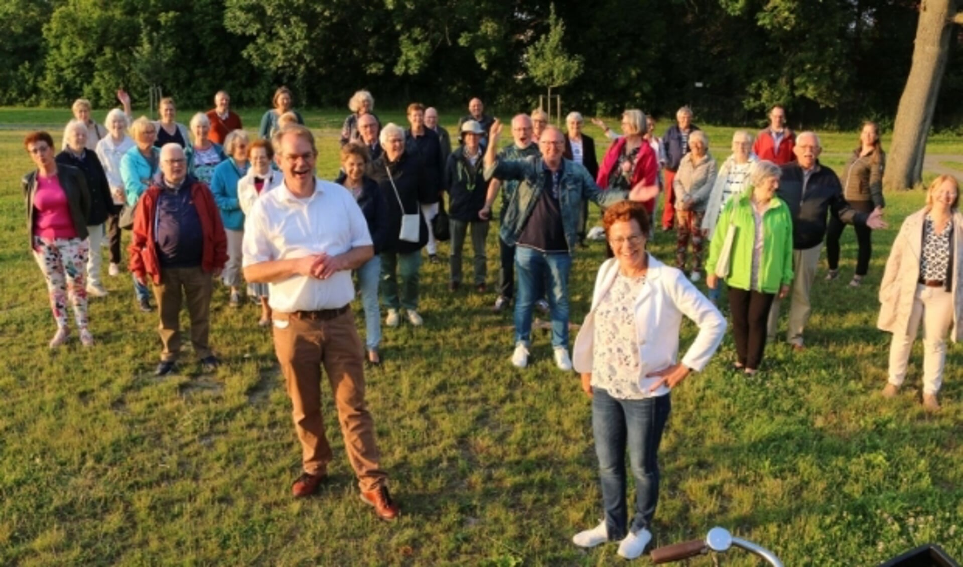 Een eerste bijeenkomst na maanden op een zonnige zomeravond in het Kasteelpark: de COV-leden hebben er zin in! 