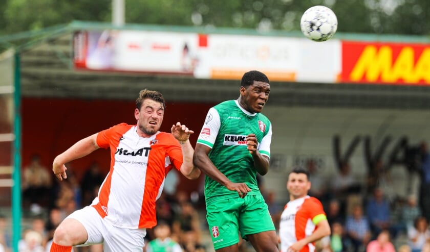 <p>• Een luchtduel tijdens Alblasserdam - FC Dordrecht.</p>